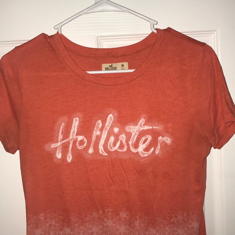 Hollister tee!